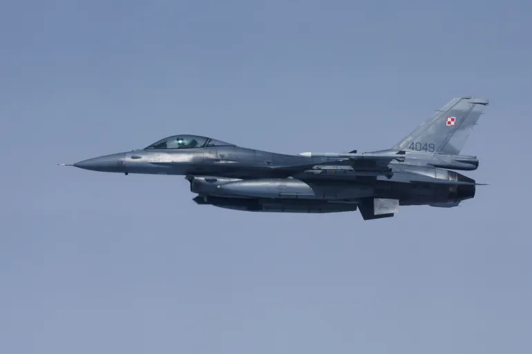 F-16 b
