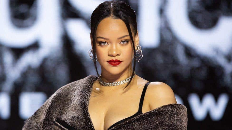 Man picked up by cops for attempting to propose to Rihanna