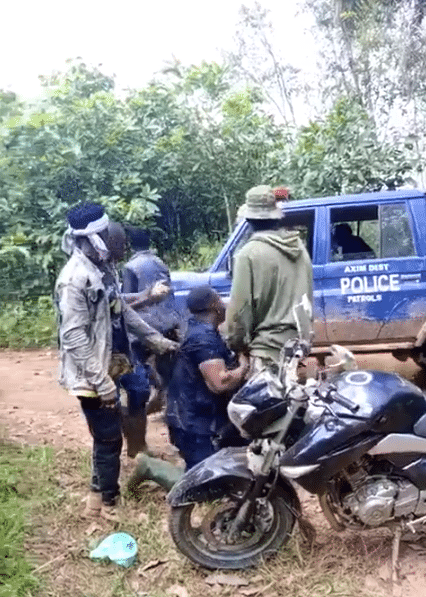 Video: Gang attacks Axim Police officers over claim of extortion
