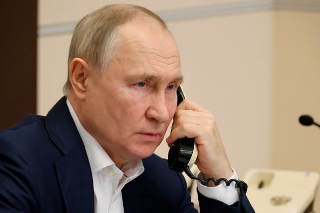 Putin “doesn’t use a cell phone or the internet but is in good health – Head of Kremlin