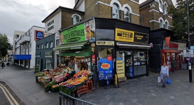 Shop owner beat employee to death after talking to his child with his hands in his trousers