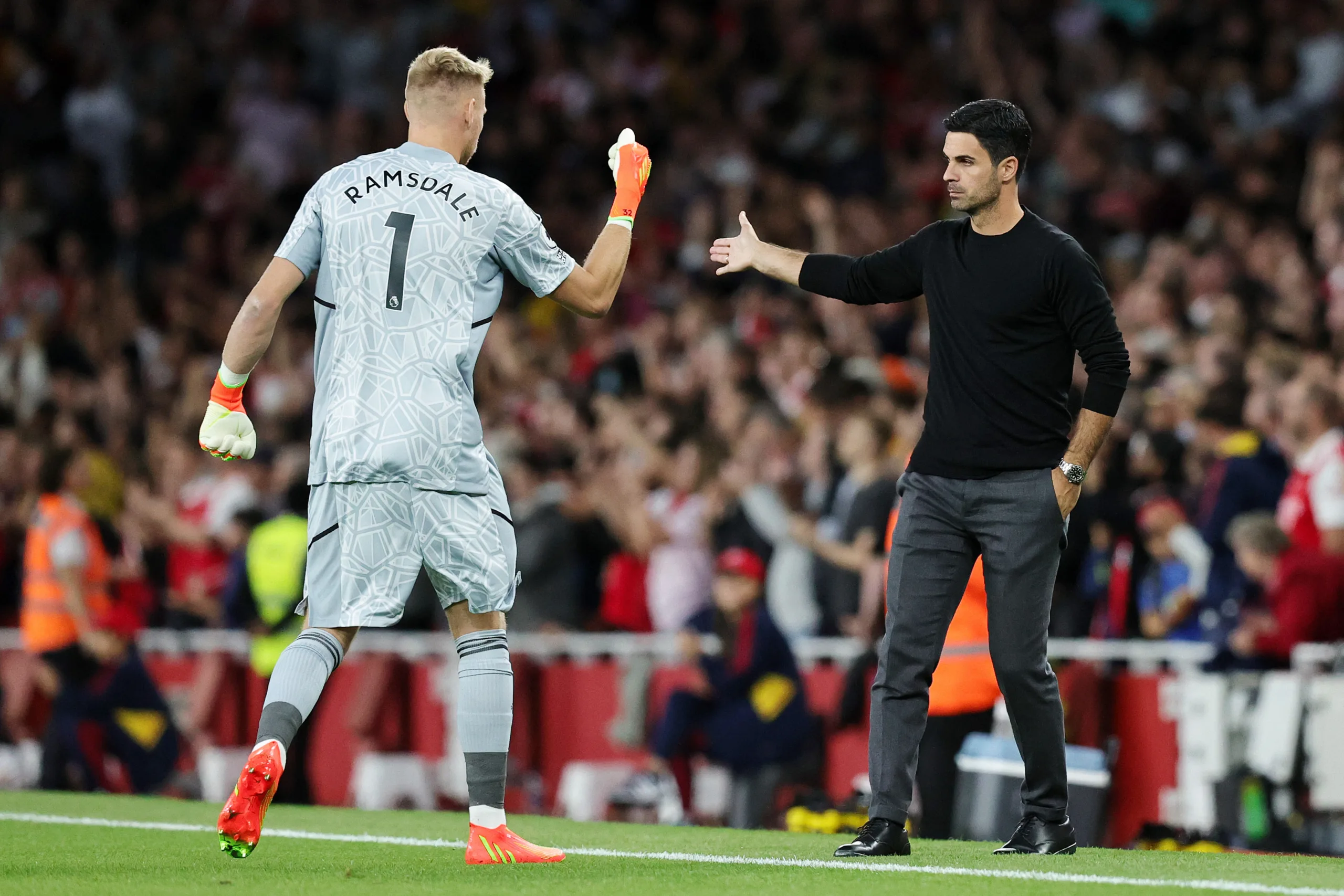 Arteta stands behind Ramsdale despite mistakes
