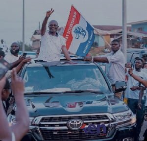 Video: Mustapha Hamid sings worship song at seminary graduation