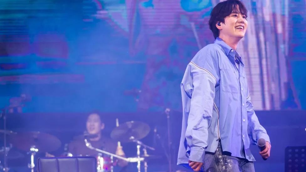 K-pop singer Kyuhyun injured by woman with knife on stage