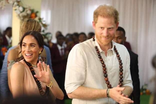 This image has an empty alt attribute; its file name is Prince-Harry-and-Meghan-Markle-were-welcomed-by-staff-and-pupils-at-Lightway-Academy.-Credit-AFP.jpg