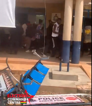 Tamale youth vandalize Lamashegu police station