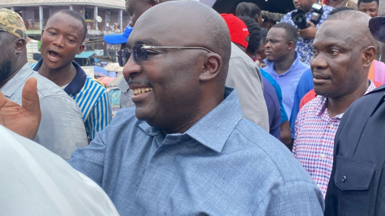 Bawumia visits Adum PZ, donates cash to victims of fire incident