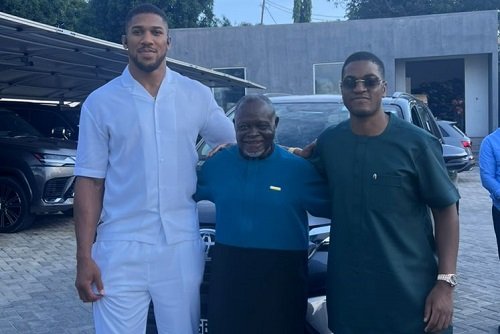 Ibrahim Mahama gifts Azumah Nelson a Toyota few days after Sharaf-led boxing night